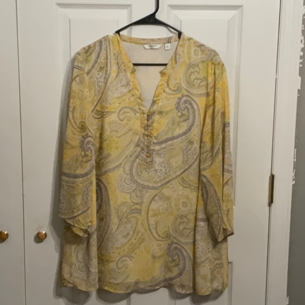 Liz Claiborne top. 3/4 sleeve. Lined. V neck. Yellow and gray. Size 2X